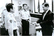 花田所長（右から2番目）と日向社長（右）